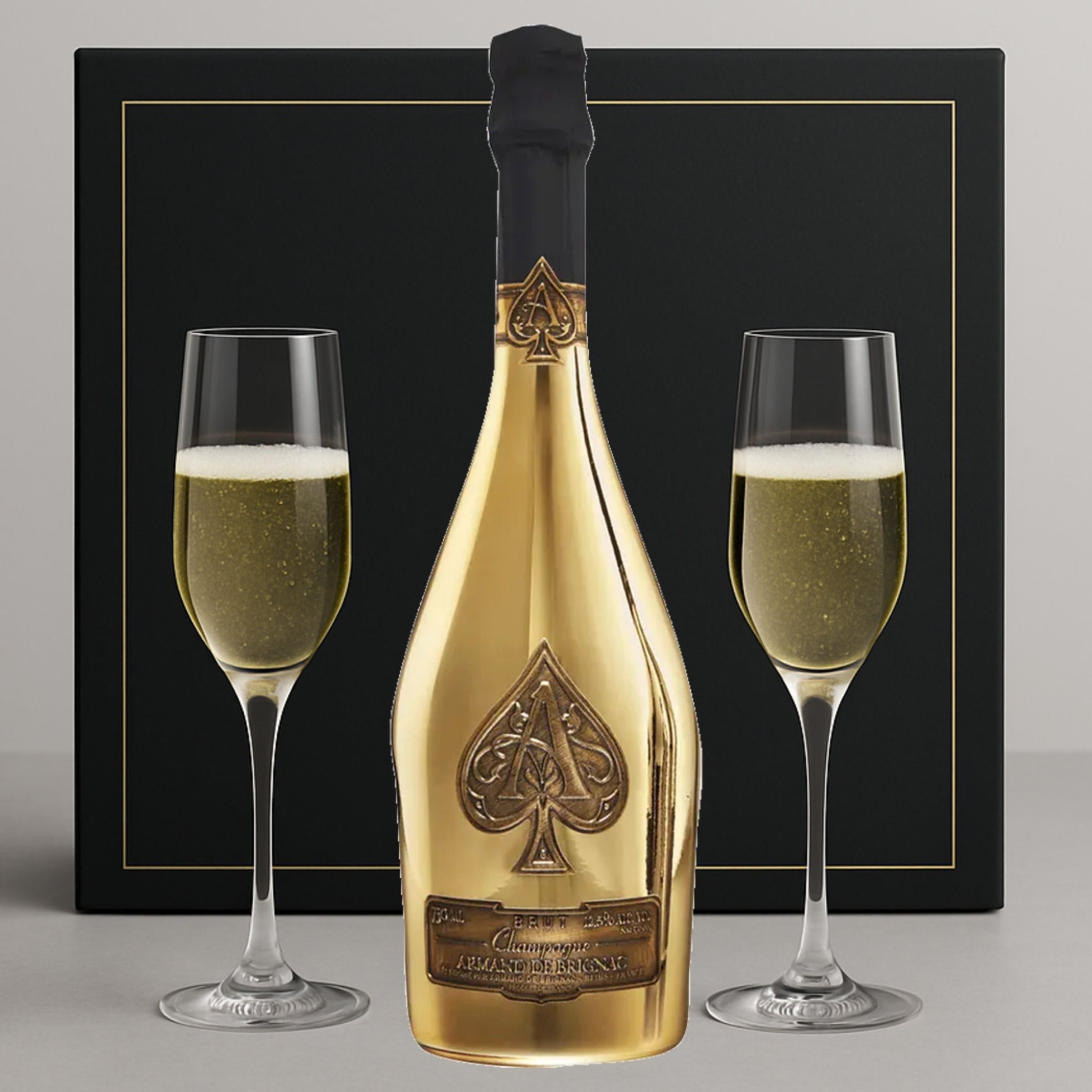 Conjunto de regalo dorado con el as de picas de Armand de Brignac